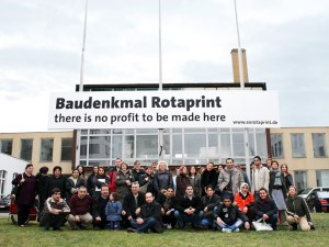 Showing the renters` initiative ExRotaprint on January 10th, 2007. That day an Icelandic investor was announced to visit the site. A couple of month later ExRotaprint gGmbH was able to buy the premises. (photo: Michael Kuchinke-Hofer, 2007)