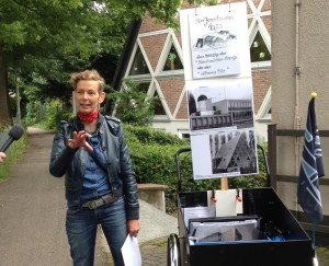 Daniela Brahm Die Tour als Skulptur – Satteldach City Dinslaken 2015, geführte Tagestouren bei "Reisen im Kreis", Urbane Künste Ruhr Station 5: ND-Jugendzentrum, erbaut 1958-1965 von Architekt Heinz Buchmann nach dem amerikanischen Prinzip der "überdachten Straße"