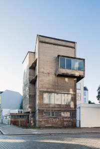 The raw concrete tower on the corner of Gottschedstraße and Bornemannstraße was built 1957-58 by architect Klaus Kirsten.